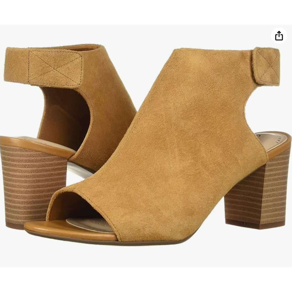 Clarks Women's Tan Suede Open-Toe Block Heel Sandals NWT in box, never worn!